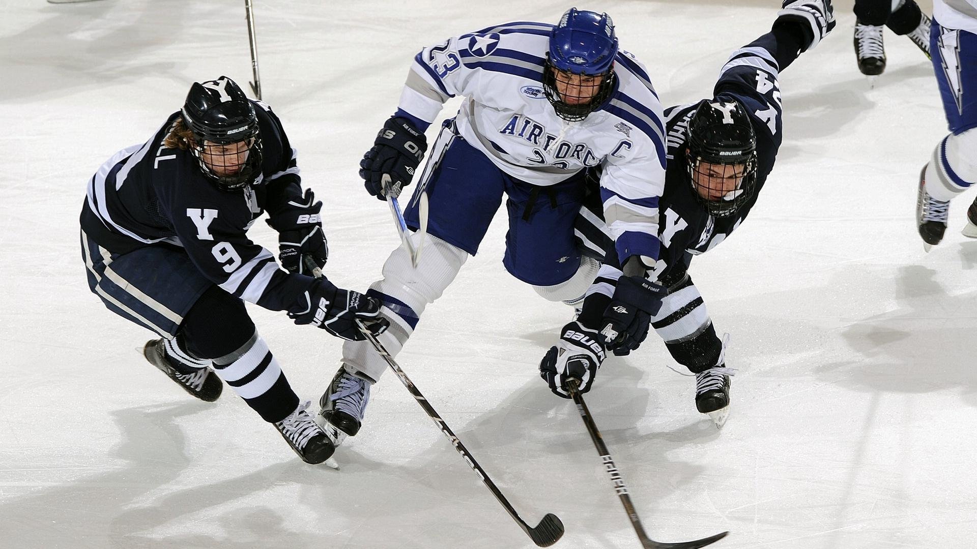 2021年季后赛：“水花兄弟”库里与汤普森联手，多次在关键时刻平推对手